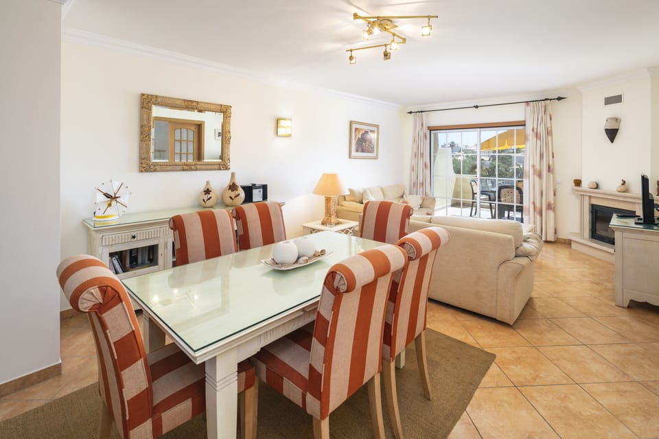 Lounge & Dining Area