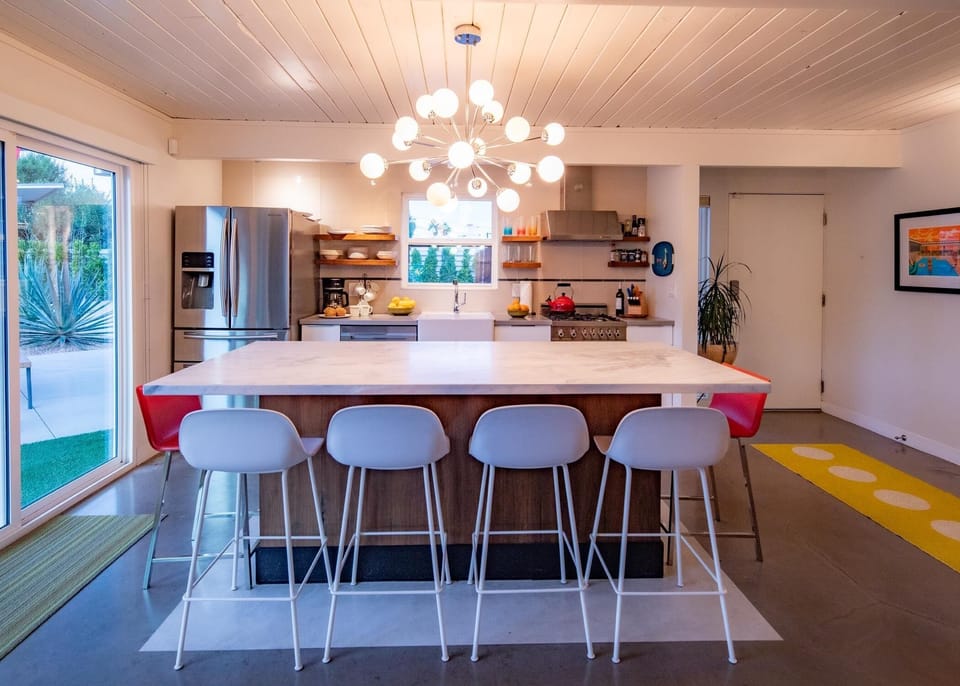 Well equipped kitchen w/ bar seating for 6, gas range & stainless appliances