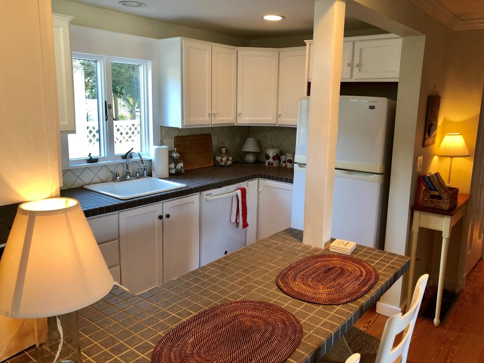 Breakfast bar/kitchen 