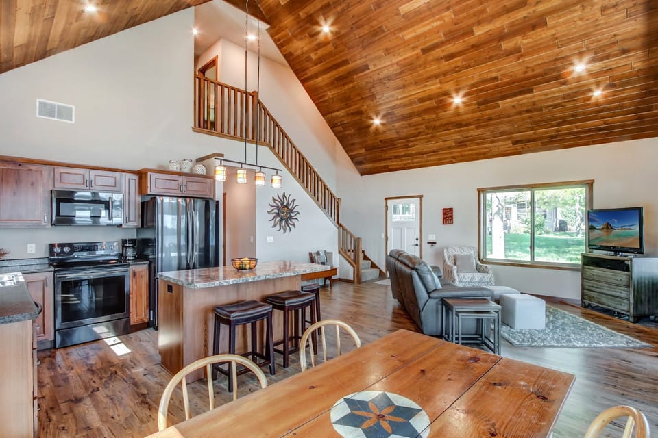 Eat, Drink, Relax, Play!  Comfortably fits 9