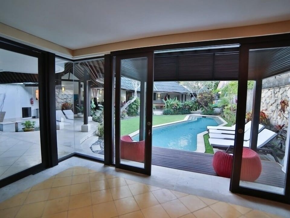 Luxury Villa Walking distance to Beach! 