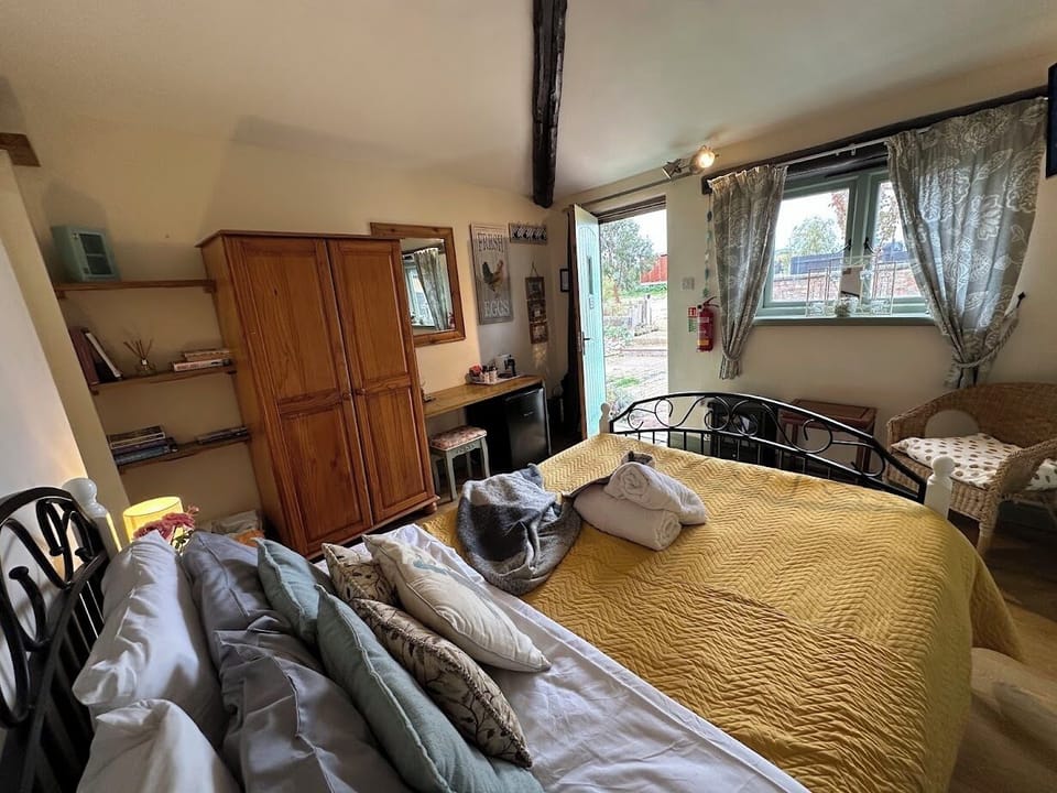 Dog Friendly B&B just a 2 minute walk from the beach with own entrance 