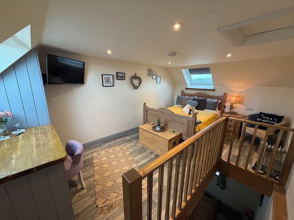 Dog Friendly B&B just a 2 minute walk from the beach with own entrance 