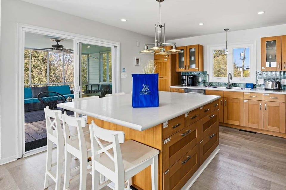 Mid-Level Kitchen with Bar (seats 6)