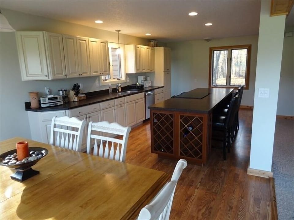 The Gourmet Kitchen has all you will need with eat-in bar and dining roomtable