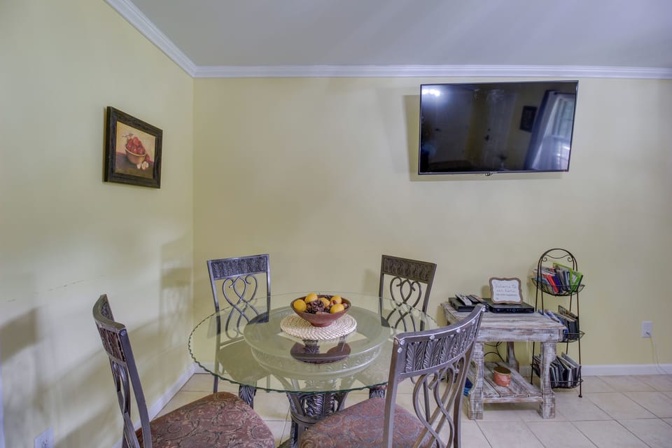 Dining Table | Dishware Provided