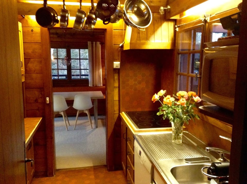 Kitchen with all appliances (stove, oven, dishwasher, fridge)