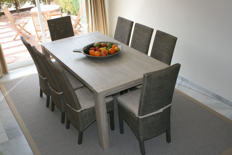 Eetkamer met achteraan terras, met lounge en kleine eettafel in teak