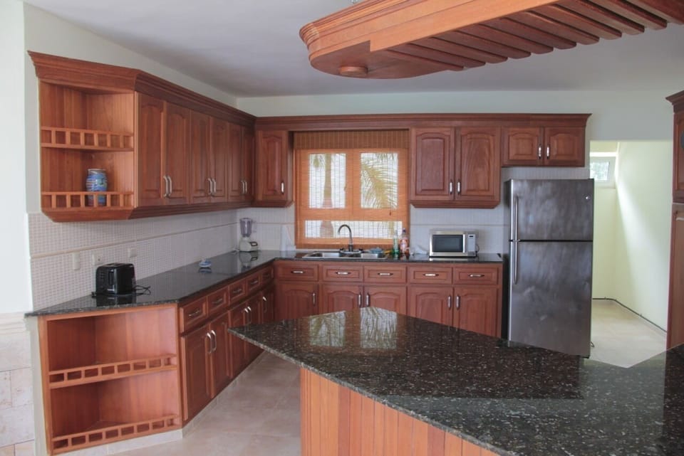 The fully-equipped kitchen