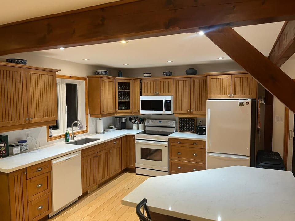 Fully equipped kitchen with new (2025) quartz countertops.