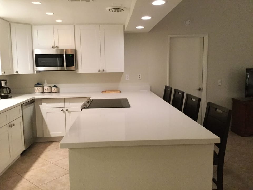 Fully equipped kitchen with counter seating