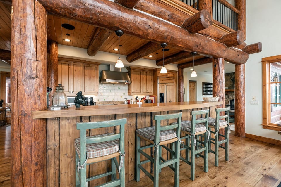 The breakfast bar is perfect for pre-skiing hot meals or grab-and-go pastries.
