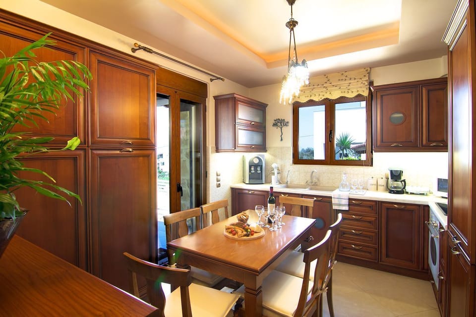 Fully equipped kitchen with direct access to the pool area!