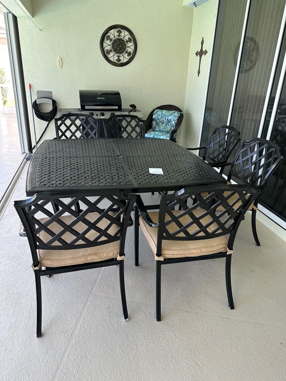 Lanai Dining Area