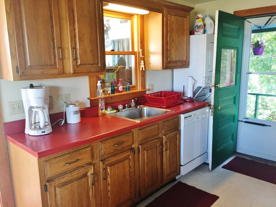 fully applianced kitchen with dishwasher, washer/dryer, keurig and coffee maker