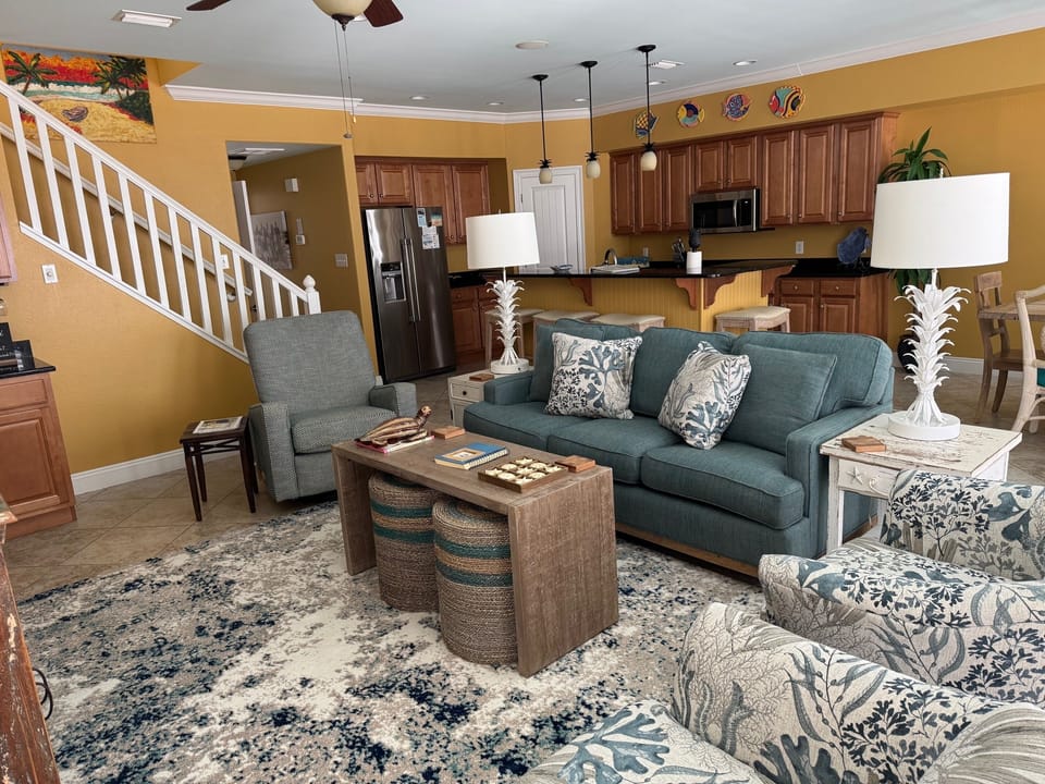 Spacious updated family room w/ wet bar, smart tv, queen sleeper, bar seating.