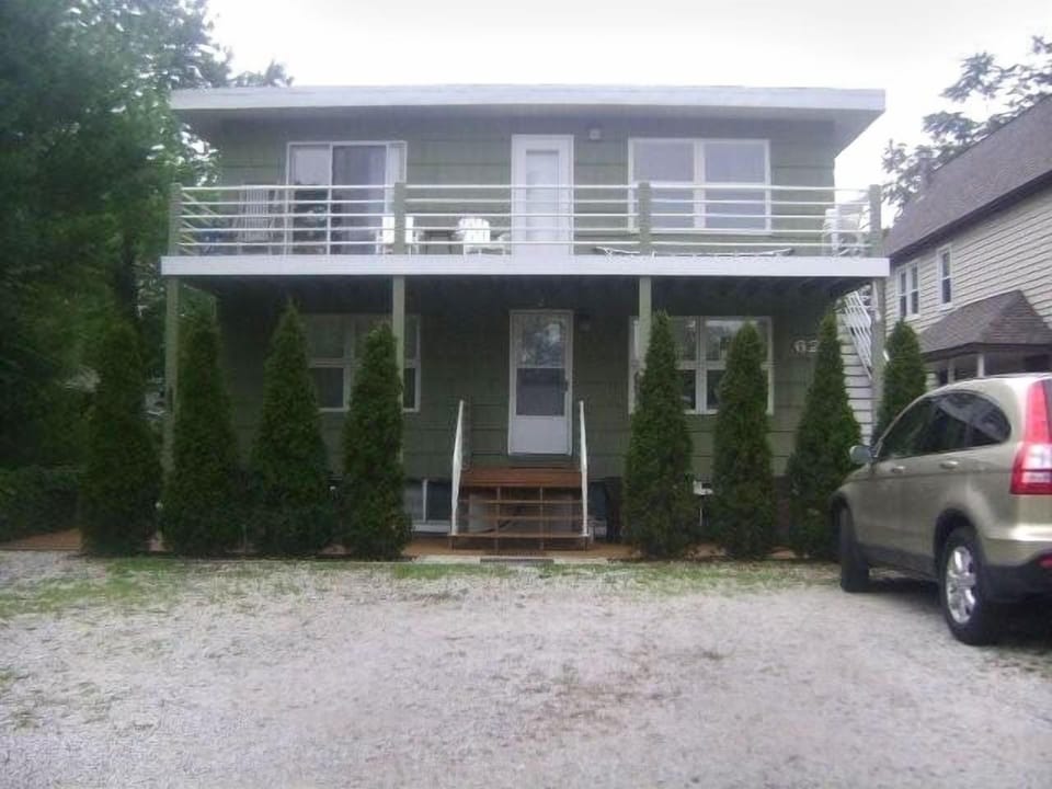 3 unit building steps from the beach path