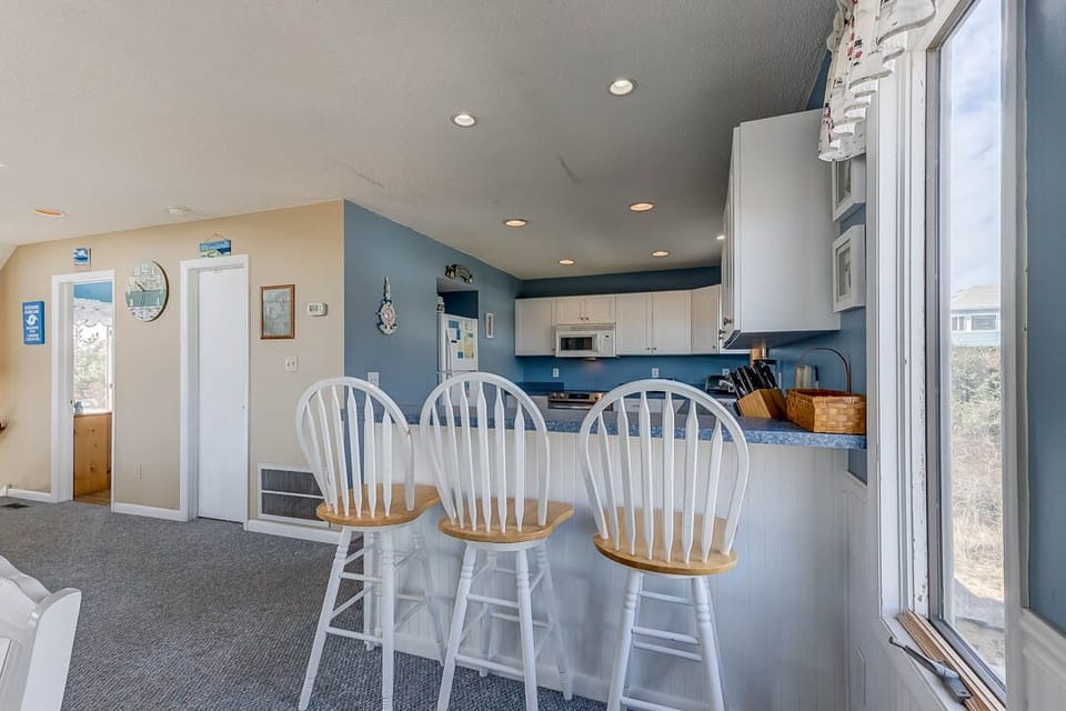 Mid-Level Kitchen with Bar (seats 3)