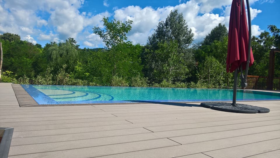 Edgeless pool for cooling down in summer