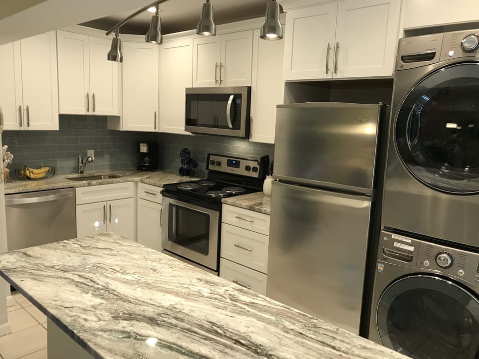 Fully-equipped kitchen with washer and dryer