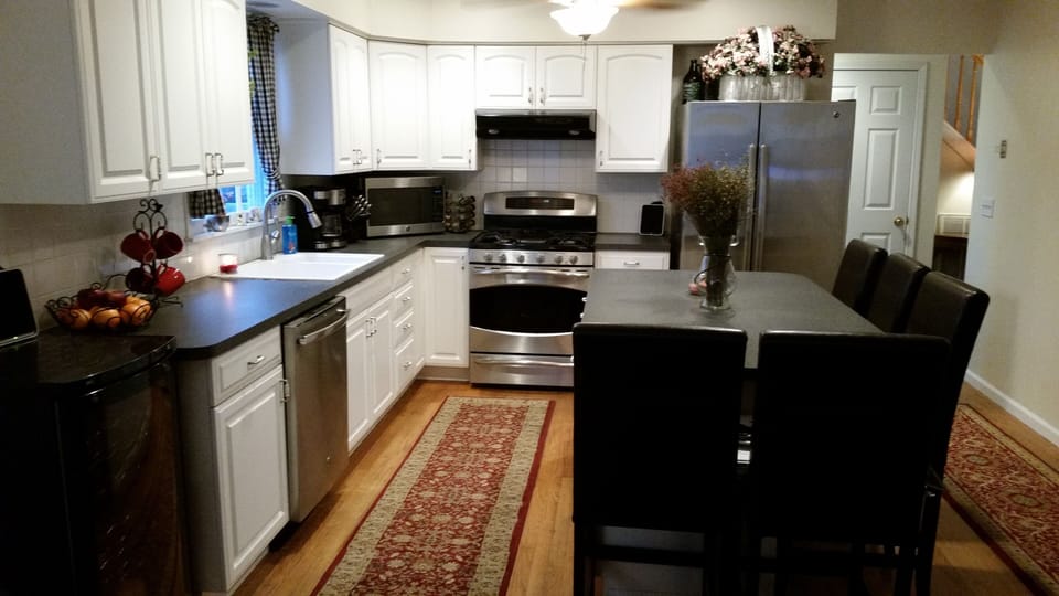 Open kitchen. GE profile oven (2 ovens). Convection microwave.