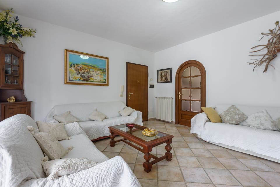 Entrance / Livingroom