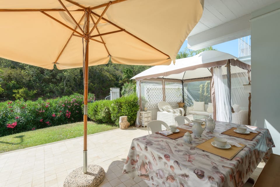 External dining table