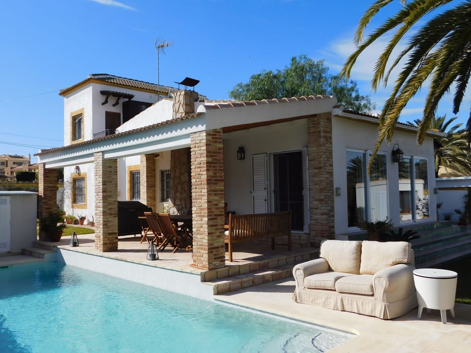 Villa & Pool 