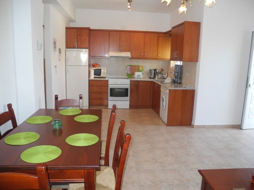 Open plan dining, seating and kitchen area