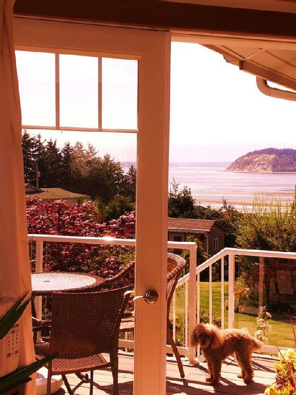 Open doors to stunning views of Sound, mountains, ships, fresh, of the sea air!