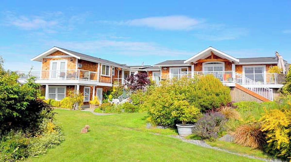 Your own private cottage, the 'middle'  building with view deck, beach access.