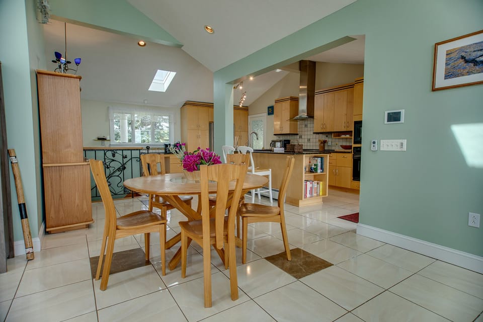 Kitchen/Dining area