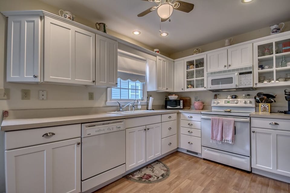Kitchen has ample cabinet and counter space