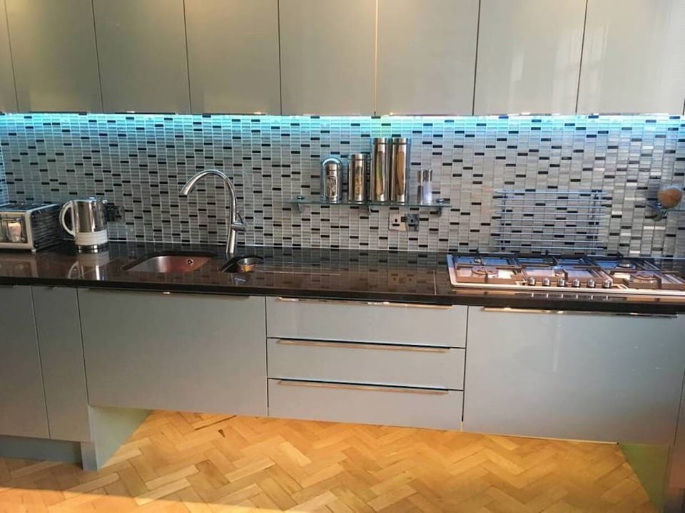 Large worktop space.