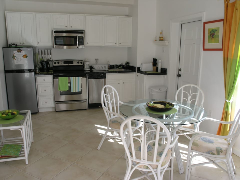 Fully equipped Kitchen/Dining room