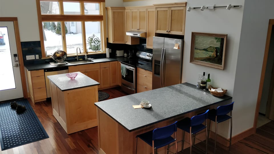 Kitchen and Breakfast Bar