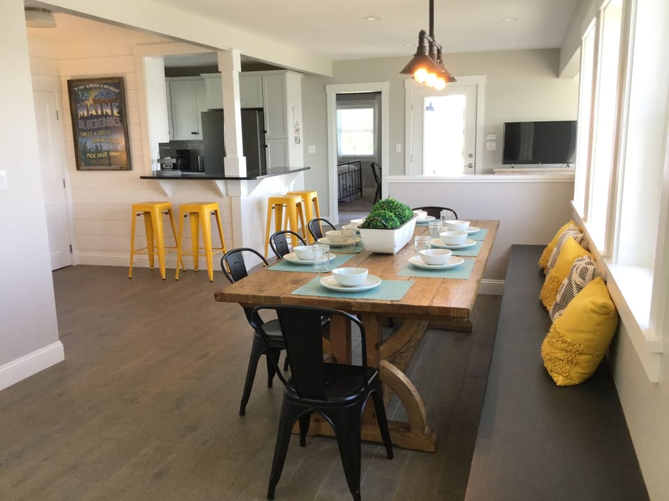 Seating for 8-10 at the large dining table