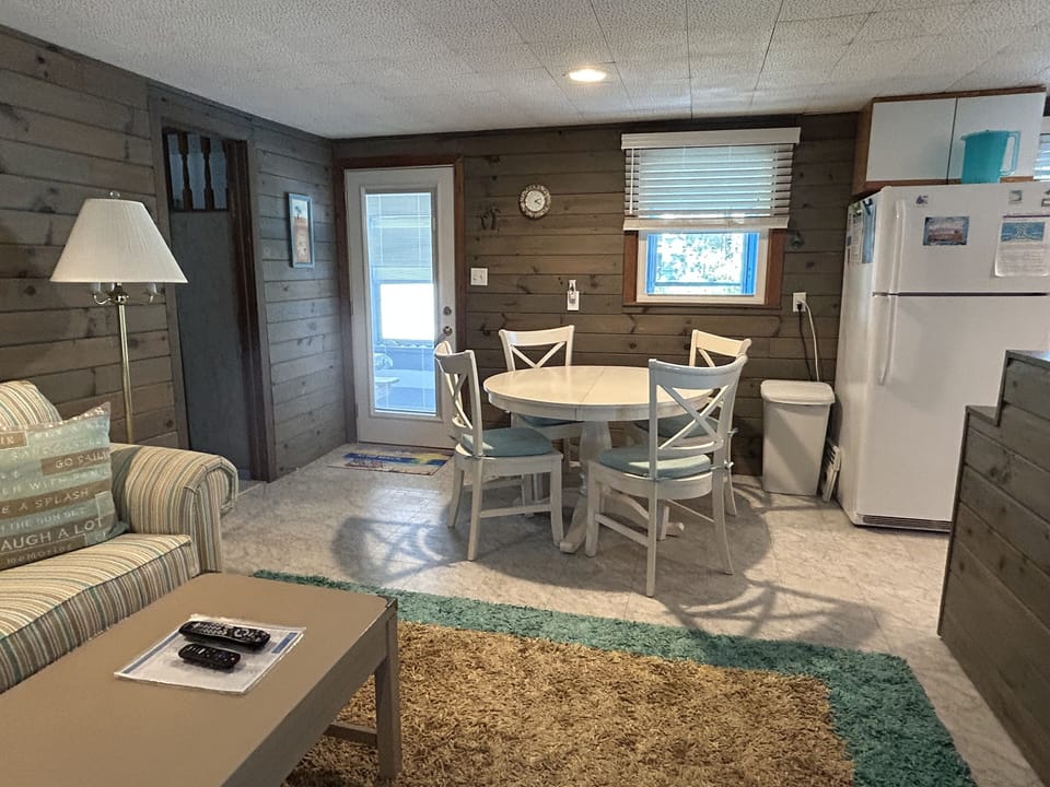 Dining table can be extended to seat 6