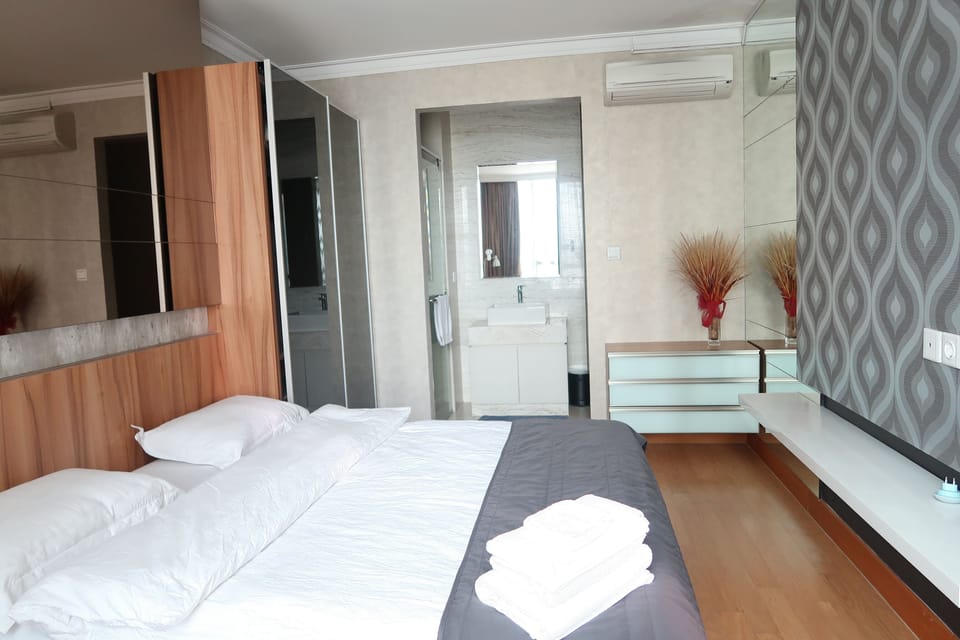 Bedroom & bathroom
Note: Open space / no door between bedroom and bathroom