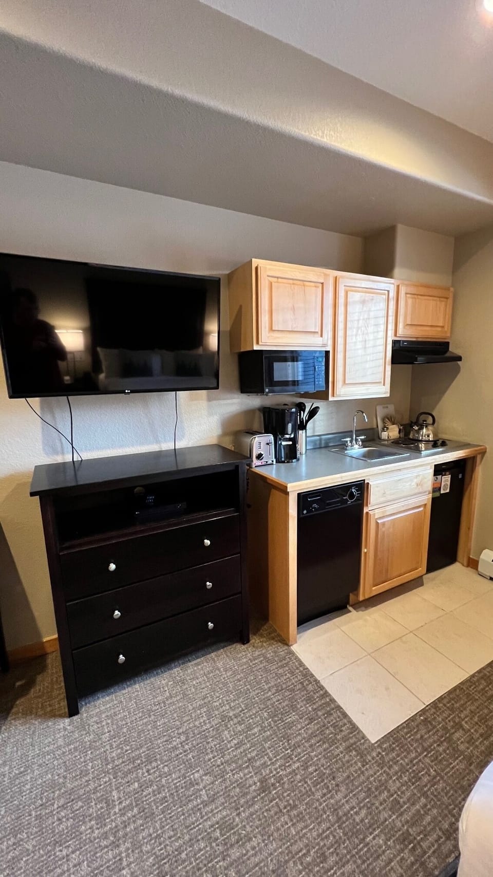 Kitchenette, Drawer and TV in 2nd bedroom quarters