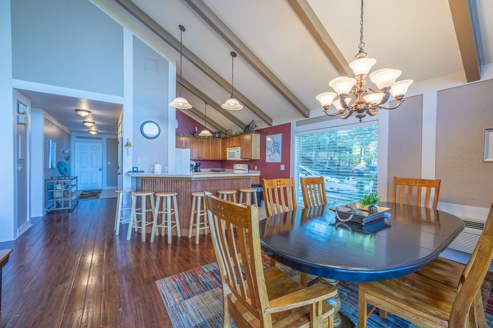 Dining area and breakfast bar
