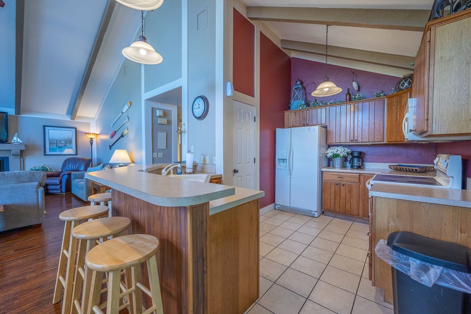 Kitchen with breakfast bar