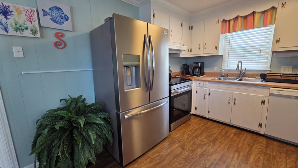 Recently updated refrigerator & stove. Fully equipped kitchen.