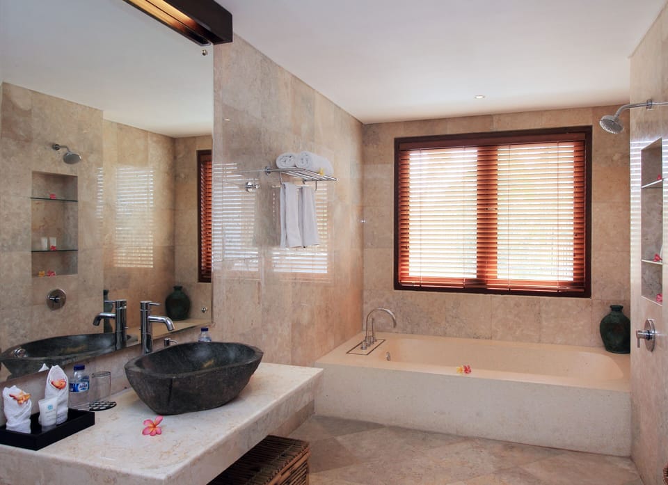 Private 7 bedroom villa retreat, Canggu