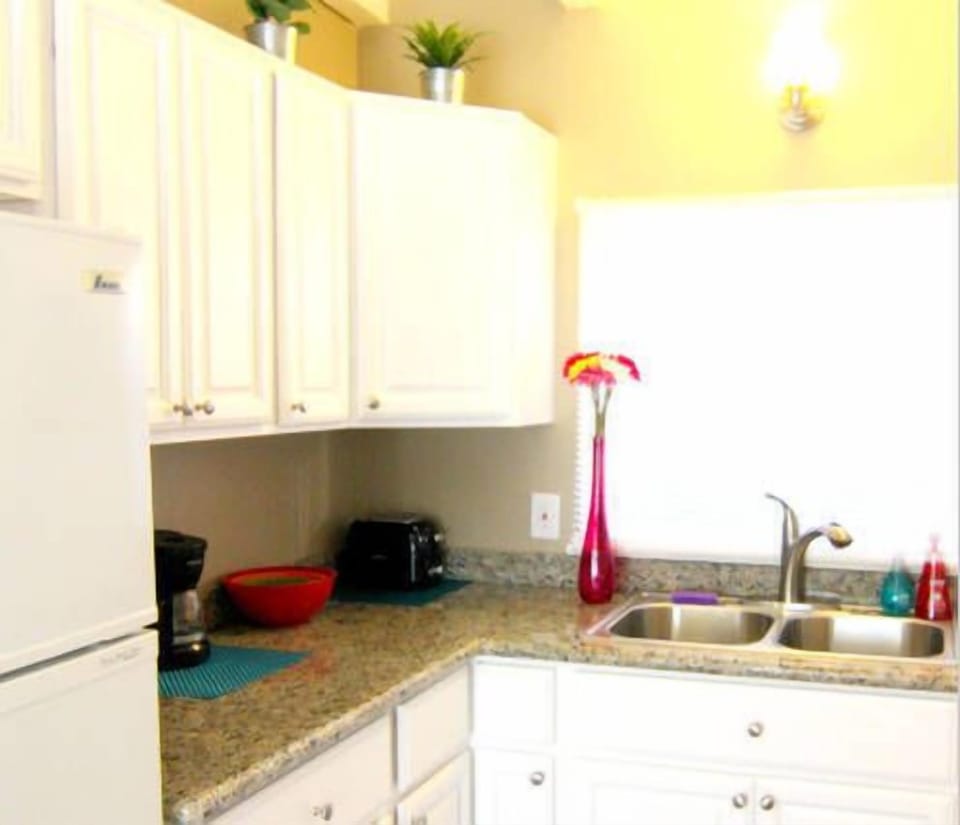 Full kitchen stocked with the necessities!