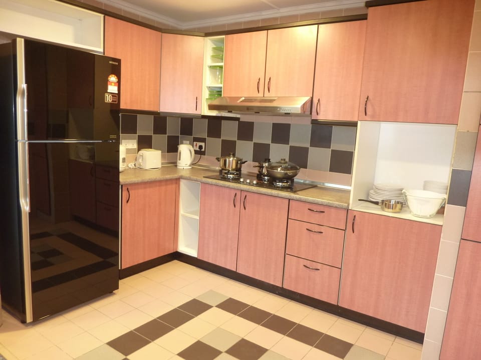 Modern 4-Room, 3-bath, Duplex Apartment