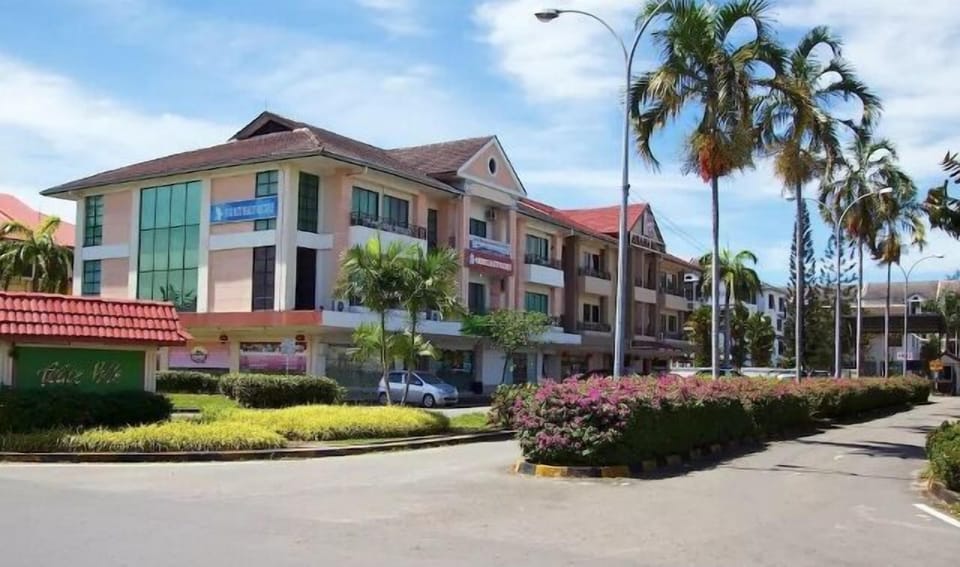 Modern 4-Room, 3-bath, Duplex Apartment