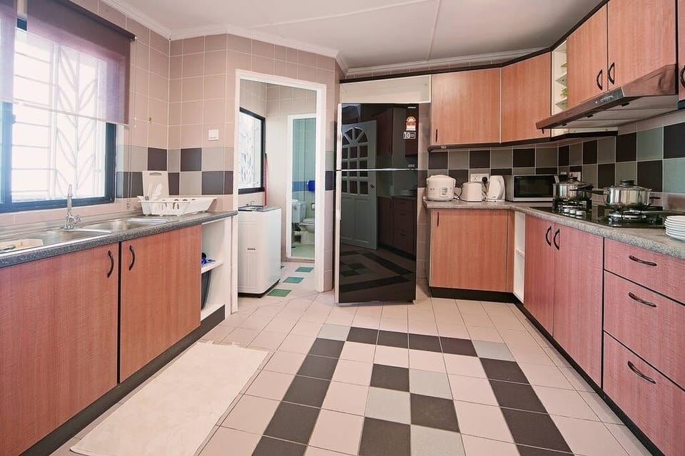 Modern 4-Room, 3-bath, Duplex Apartment