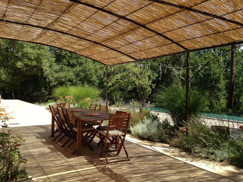 Outdoor dining under the pergola