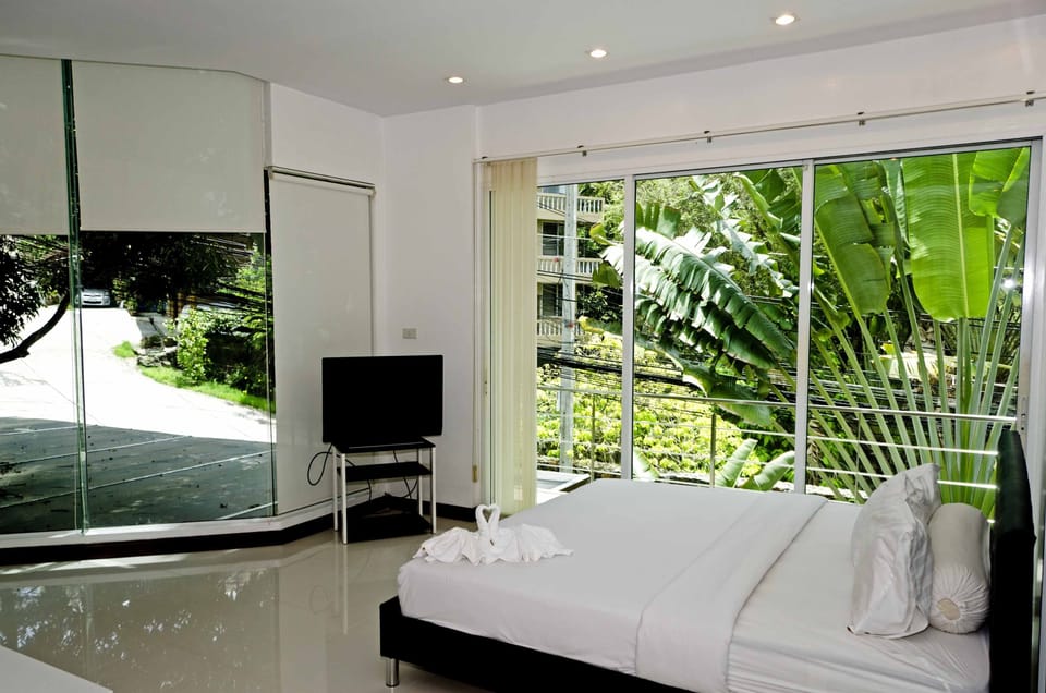 The 4 bedrom White Villa Patong